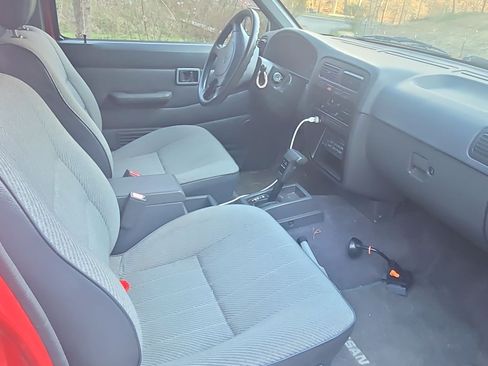 Used 1995 Nissan Pickup XE image 11