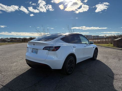 Used 2021 Tesla Model Y Long Range image 8