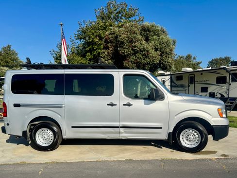 Used 2018 Nissan NV 3500 S image 5