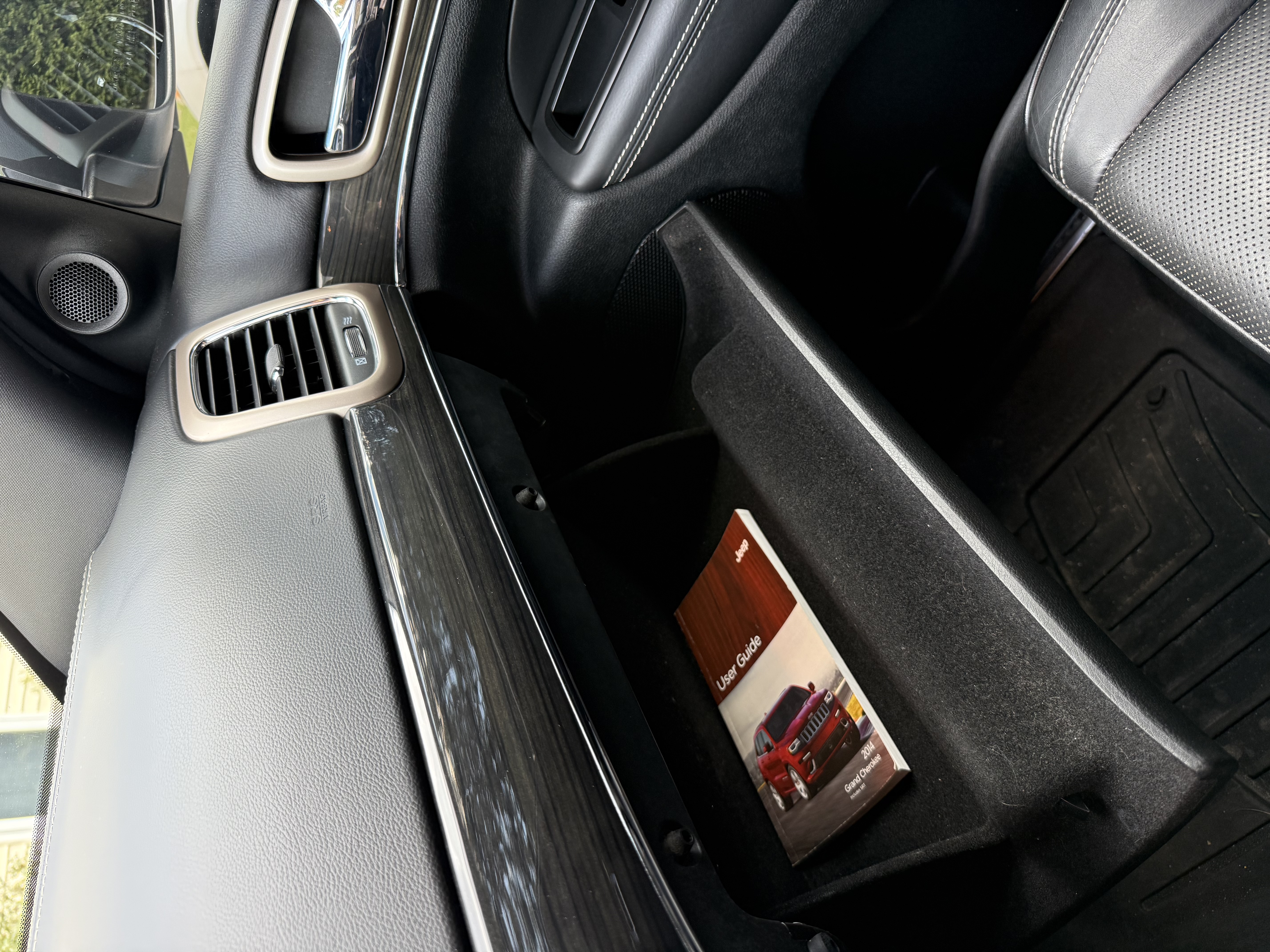 Used 2014 Jeep Grand Cherokee Overland w/ Advanced Technology Group AWD/4WD image 15