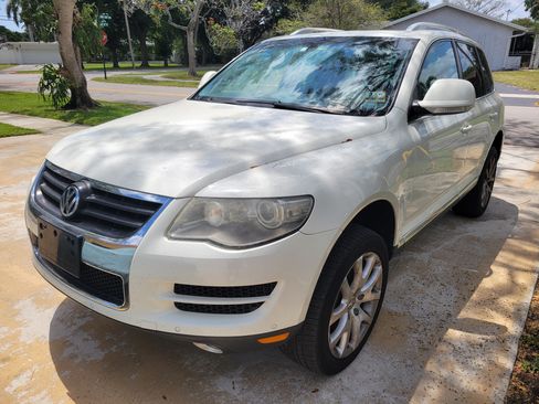 Used 2009 Volkswagen Touareg TDI image 2