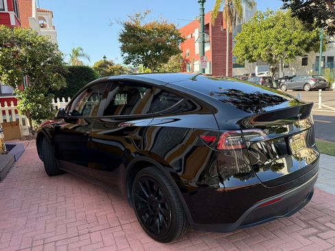 Used 2023 Tesla Model Y Long Range AWD/4WD image 1