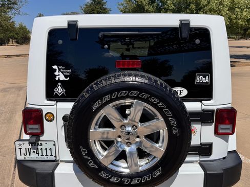 Used 2016 Jeep Wrangler Unlimited Sahara w/ Connectivity Group AWD/4WD image 11