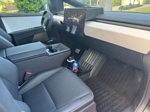 Used 2024 Tesla Cybertruck AWD Crew Cab image 4