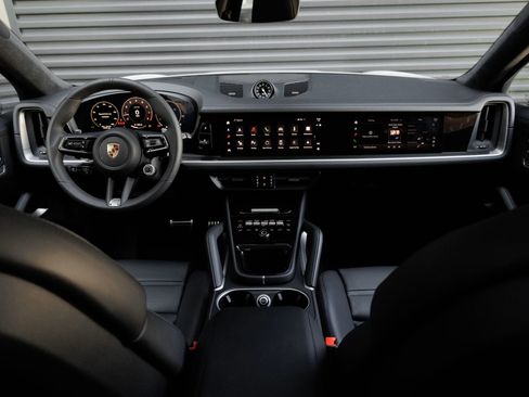 Used 2025 Porsche Cayenne GTS image 13