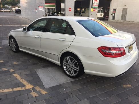 Used 2010 Mercedes-Benz E 350 E 350 4MATIC Sedan 4D image 4