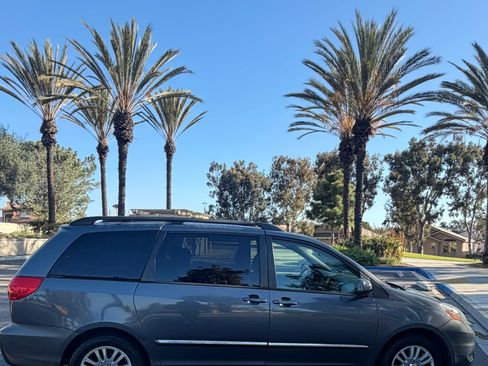 Used 2008 Toyota Sienna XLE Limited image 1
