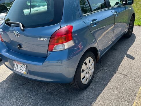 Used 2010 Toyota Yaris 4-Door Hatchback FWD image 11
