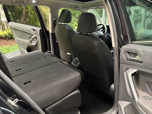 Used 2018 Volkswagen Tiguan SE w/ Panoramic Sunroof Package AWD/4WD image 11