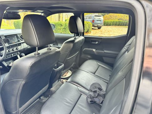 Used 2019 Toyota Tacoma TRD Sport image 14