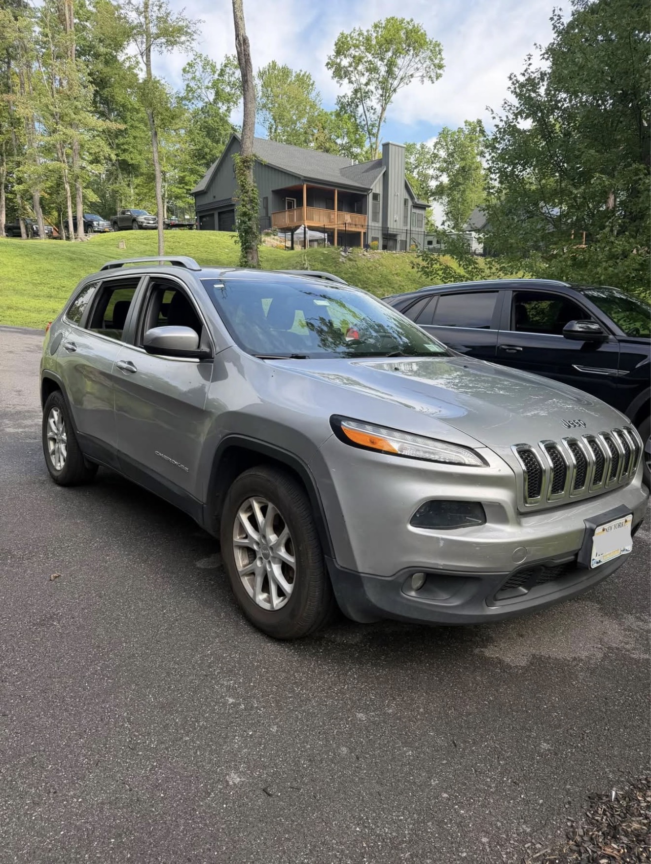 Used 2016 Jeep Cherokee Latitude AWD/4WD image 2