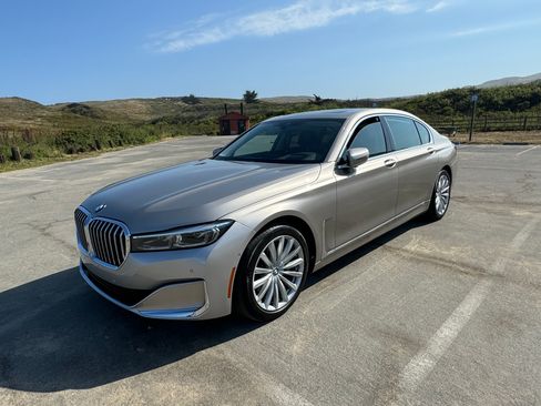 Used 2022 BMW 740i w/ Premium Package image 8