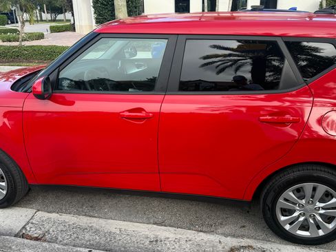 Used 2021 Kia Soul LX FWD image 1