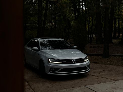 Used 2017 Volkswagen Jetta GLI FWD image 8