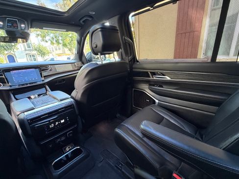 Used 2022 Jeep Wagoneer Series III w/ Premium Group I AWD/4WD image 18