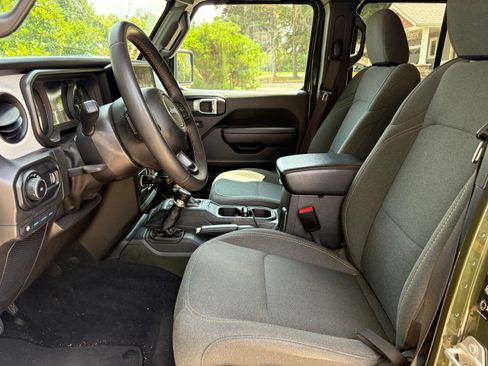 Used 2024 Jeep Wrangler Unlimited AWD/4WD image 8