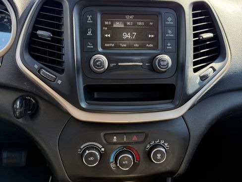 Used 2015 Jeep Cherokee Sport image 4