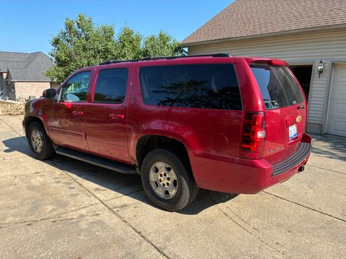 Used 2012 Chevrolet Suburban LS w/ Convenience Package 1 AWD/4WD image 4