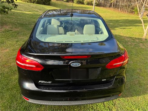Used 2017 Ford Focus SE image 2
