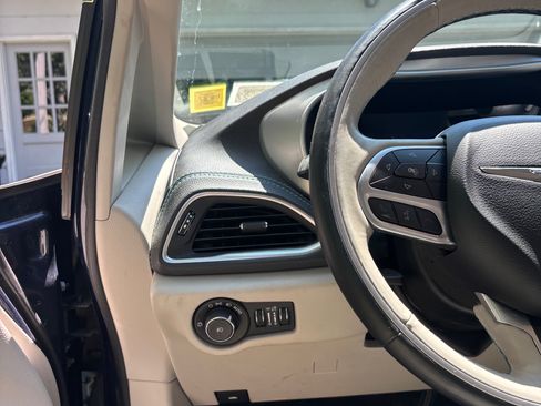 Used 2017 Chrysler Pacifica Platinum FWD image 11