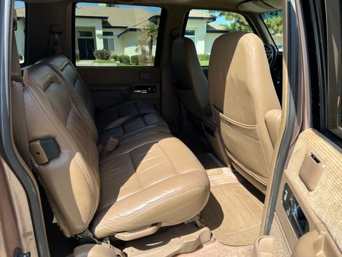 Used 1994 Chevrolet Suburban 4WD image 6