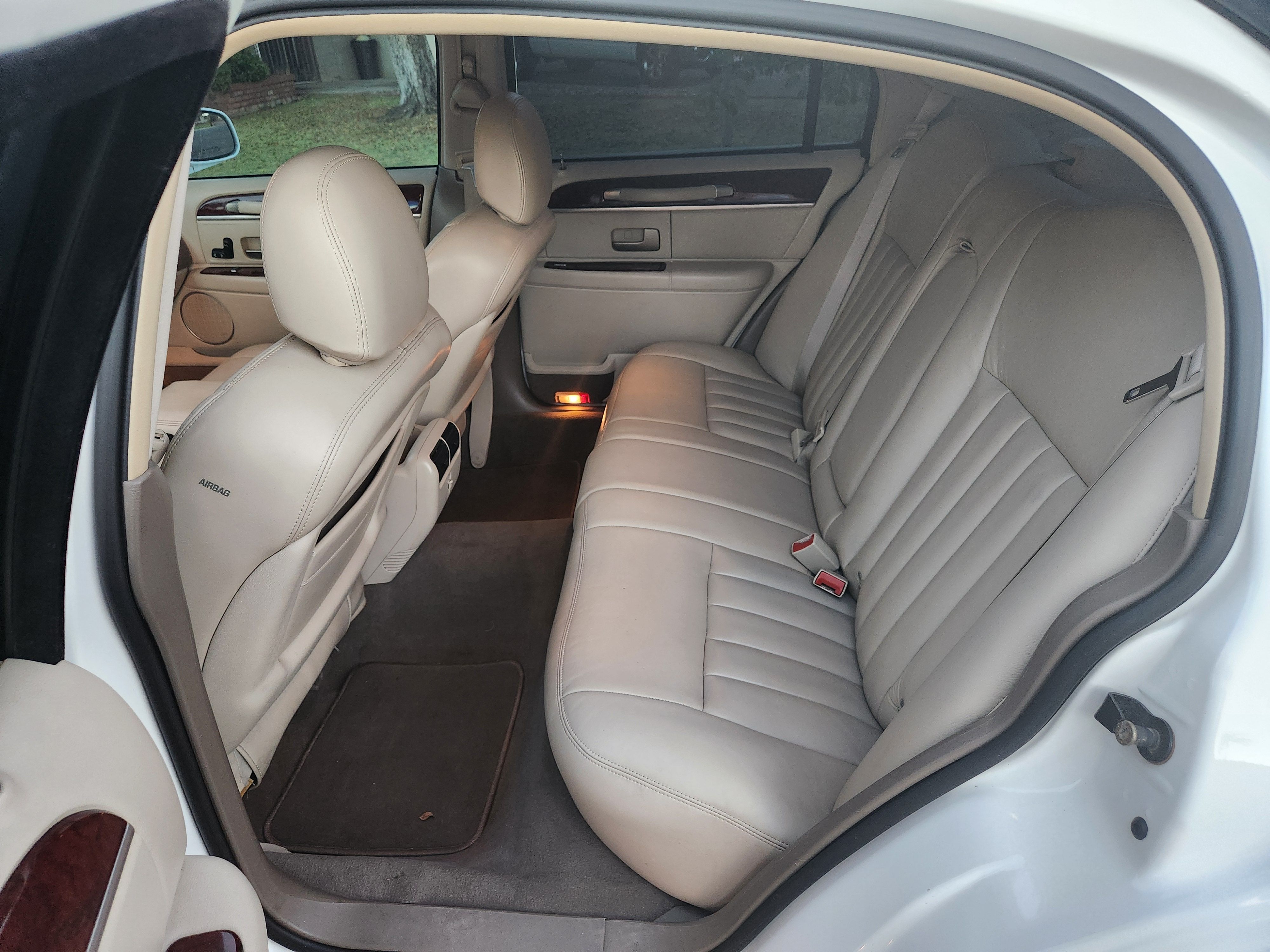 Used 2003 Lincoln Town Car Executive RWD image 16