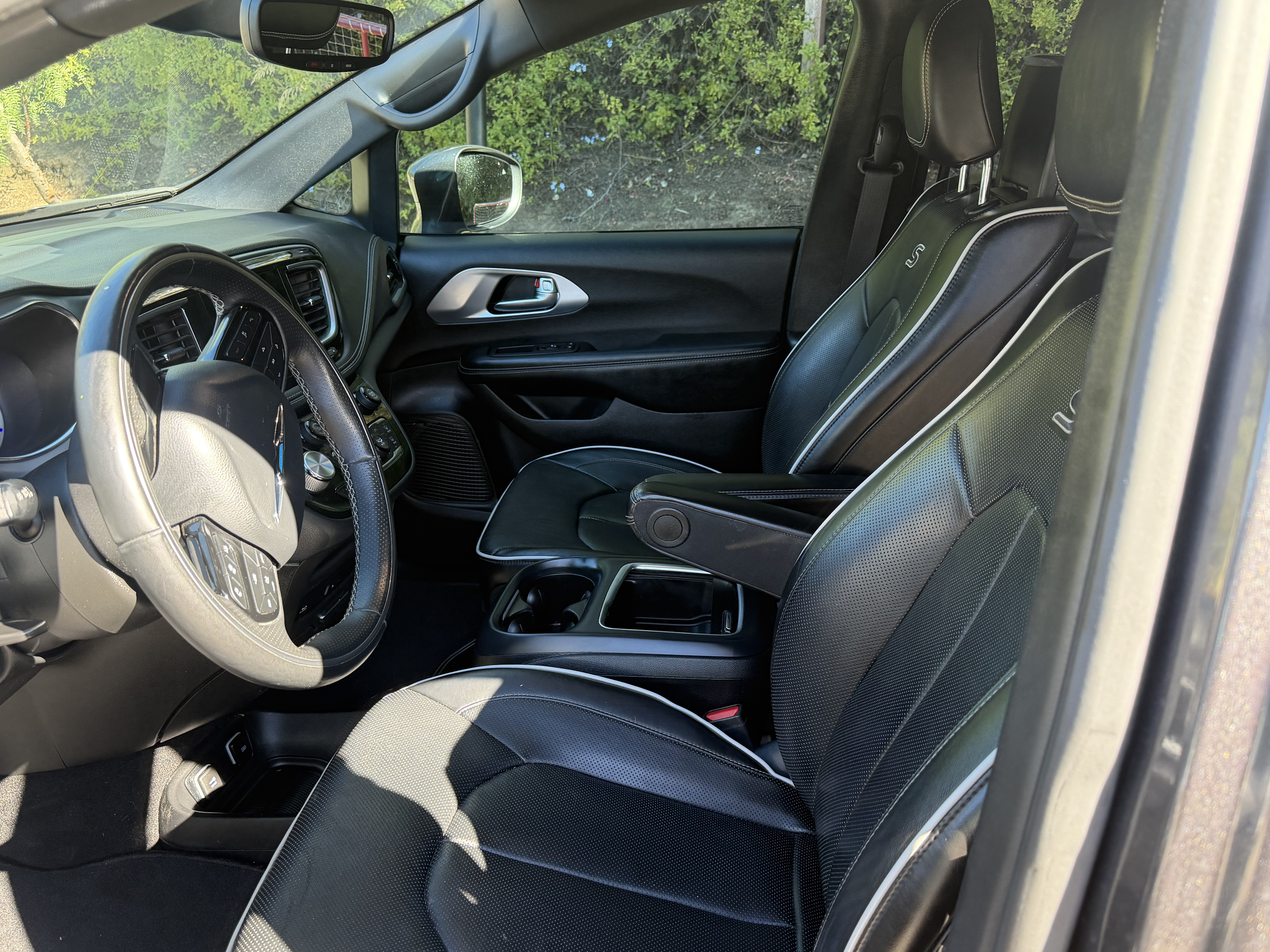 Used 2020 Chrysler Pacifica Limited w/ Advanced Safetytec Group FWD image 16