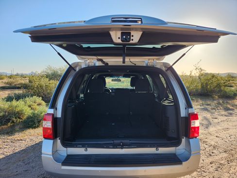 Used 2016 Ford Expedition XLT image 12