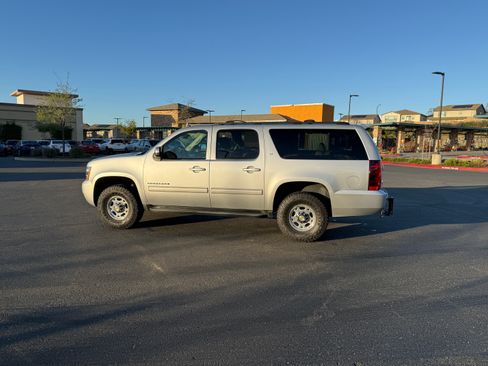 Used 2013 Chevrolet Suburban 2500 LT image 5