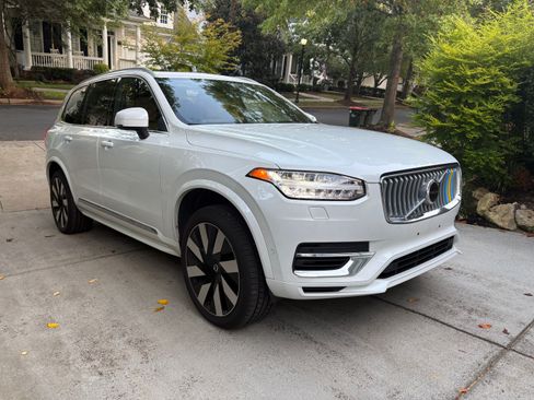 Used 2023 Volvo XC90 T8 Ultimate w/ Lounge Package image 4