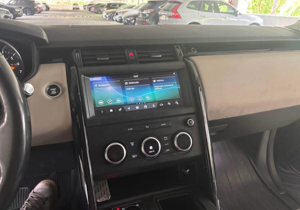 Used 2020 Land Rover Discovery SE AWD/4WD image 13