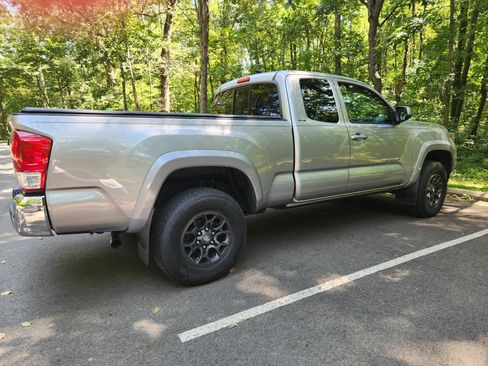 Used 2017 Toyota Tacoma SR5 image 6