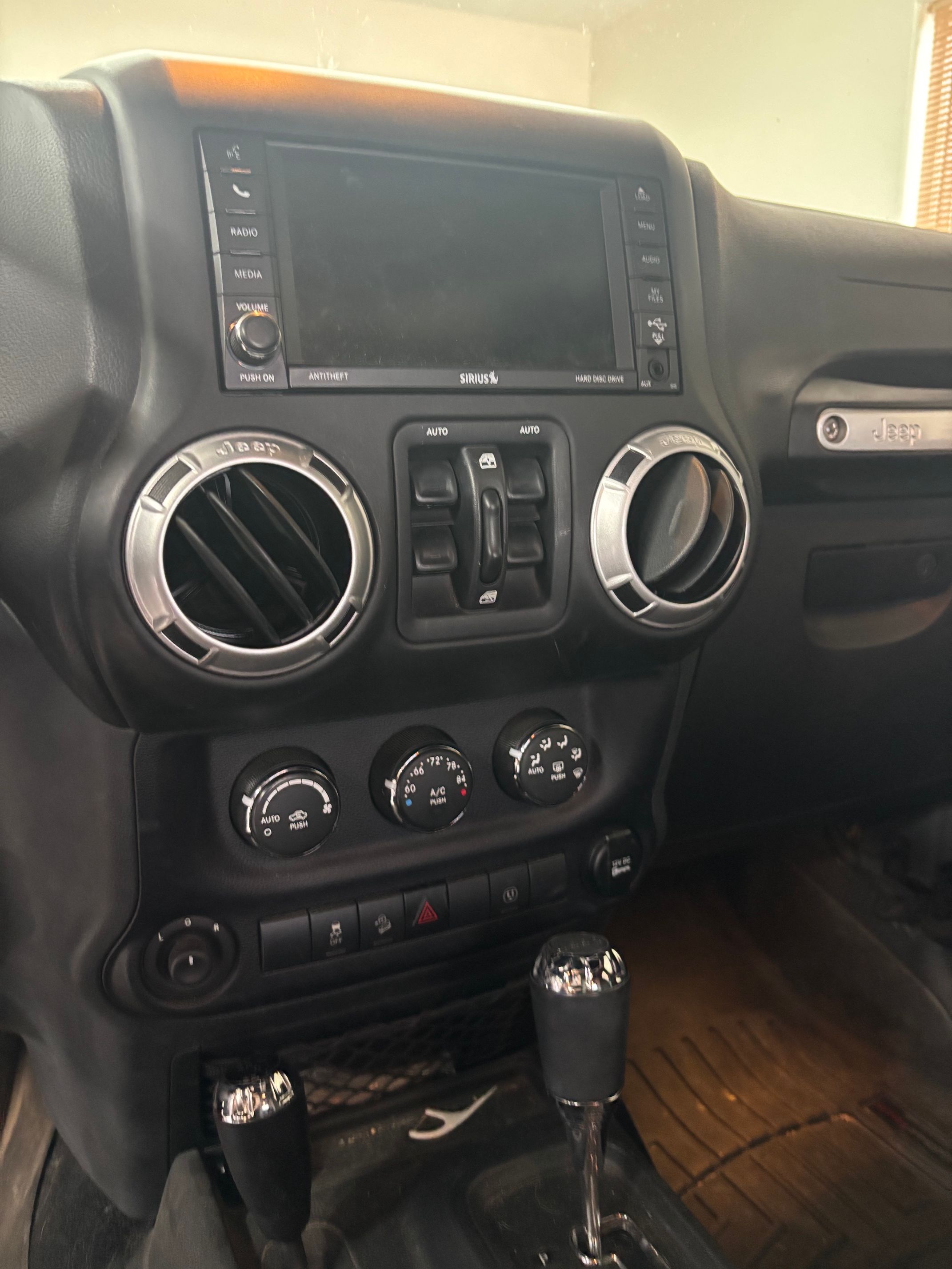 Used 2015 Jeep Wrangler Unlimited Rubicon w/ Connectivity Group AWD/4WD image 9