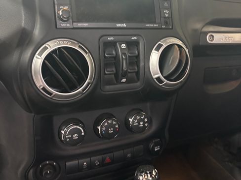Used 2015 Jeep Wrangler Unlimited Rubicon w/ Connectivity Group AWD/4WD image 9