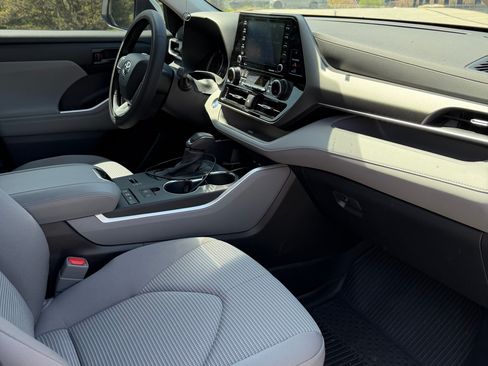 Used 2022 Toyota Highlander LE image 19