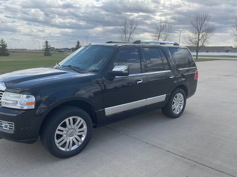 Used 2014 Lincoln Navigator 4WD image 2