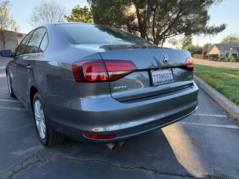Used 2017 Volkswagen Jetta S image 6