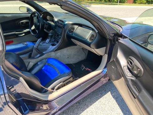 Used 2001 Chevrolet Corvette Coupe w/ Preferred Equipment Group2 image 11