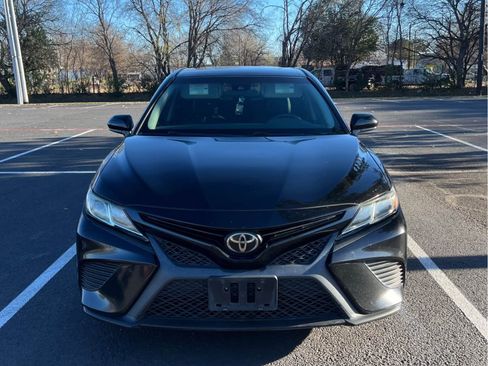 Used 2018 Toyota Camry SE w/ Moonroof Package image 2