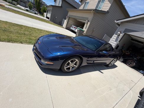 Used 2000 Chevrolet Corvette Coupe RWD image 2