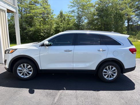 Used 2018 Kia Sorento FWD image 2