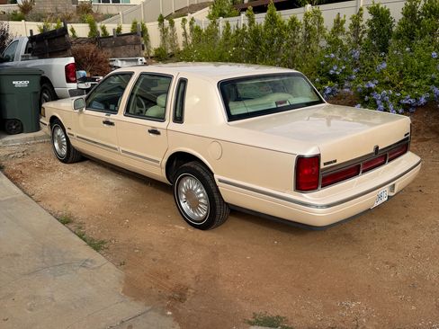 Used 1995 Lincoln Town Car Cartier RWD image 6