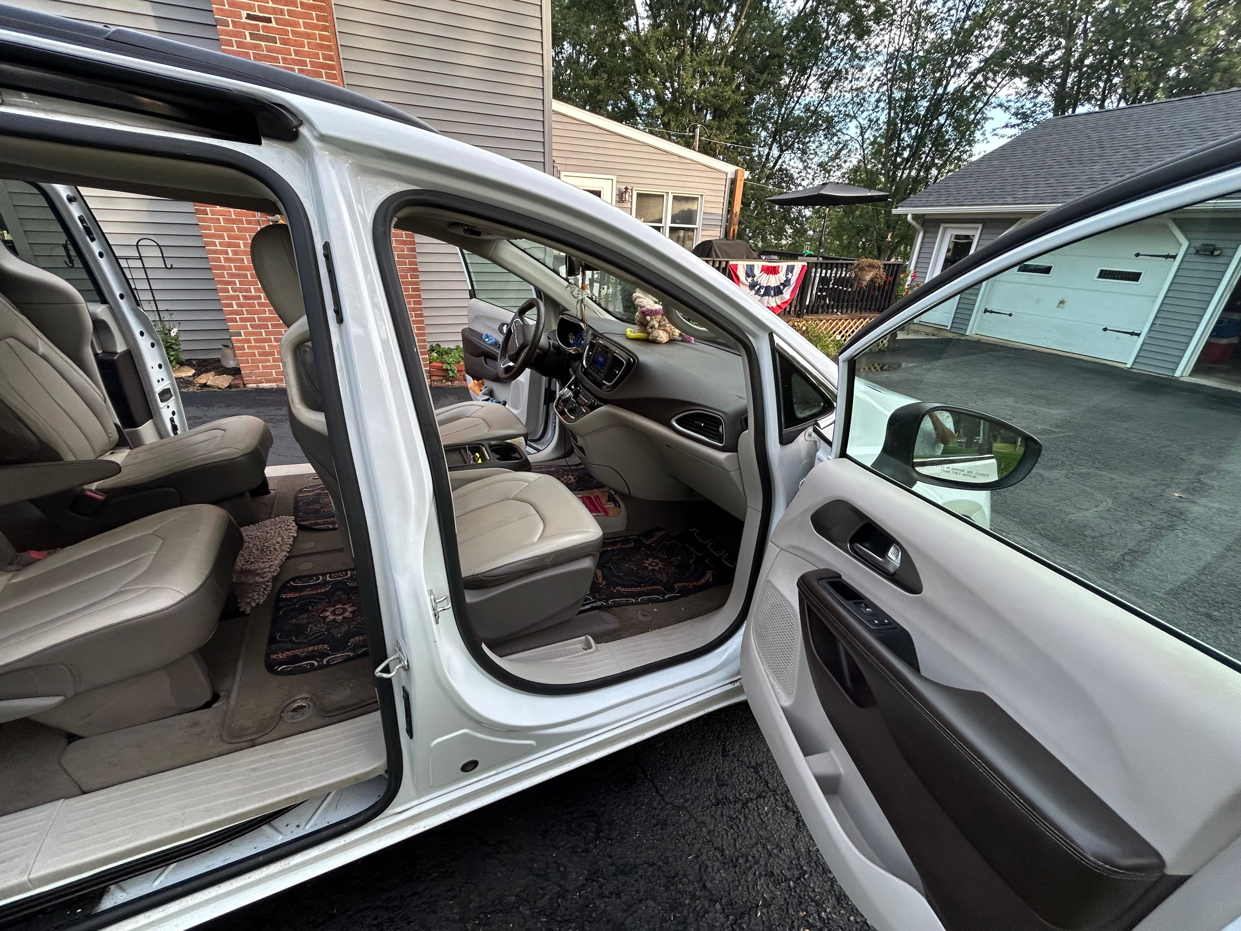 Used 2021 Chrysler Voyager Lxi FWD image 5