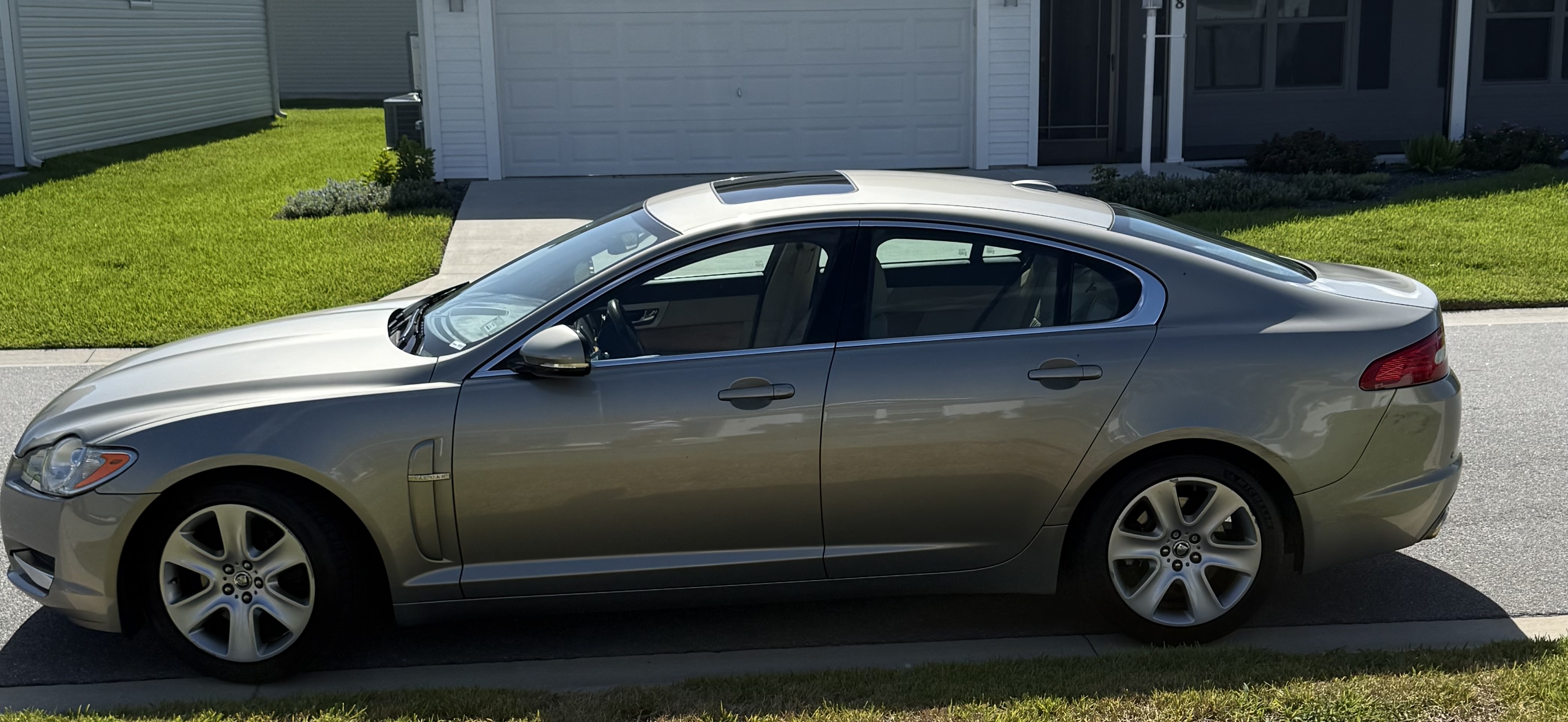 Used 2010 Jaguar XF Luxury RWD image 4
