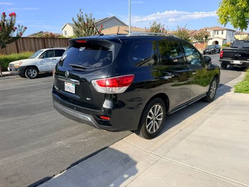 Used 2016 Nissan Pathfinder SV FWD image 2