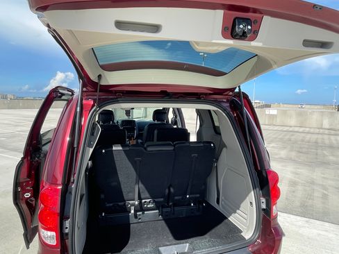 Used 2018 Dodge Grand Caravan SXT image 9