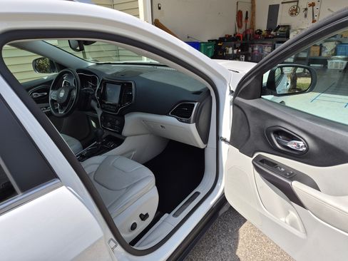 Used 2019 Jeep Cherokee Limited w/ Luxury Group image 6