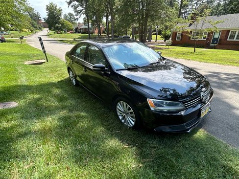 Used 2011 Volkswagen Jetta SEL FWD image 4