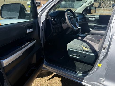 Used 2017 Toyota Tundra SR5 w/ SR5 Upgrade Package image 8