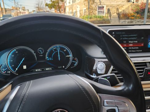 Used 2018 BMW 740i xDrive image 15